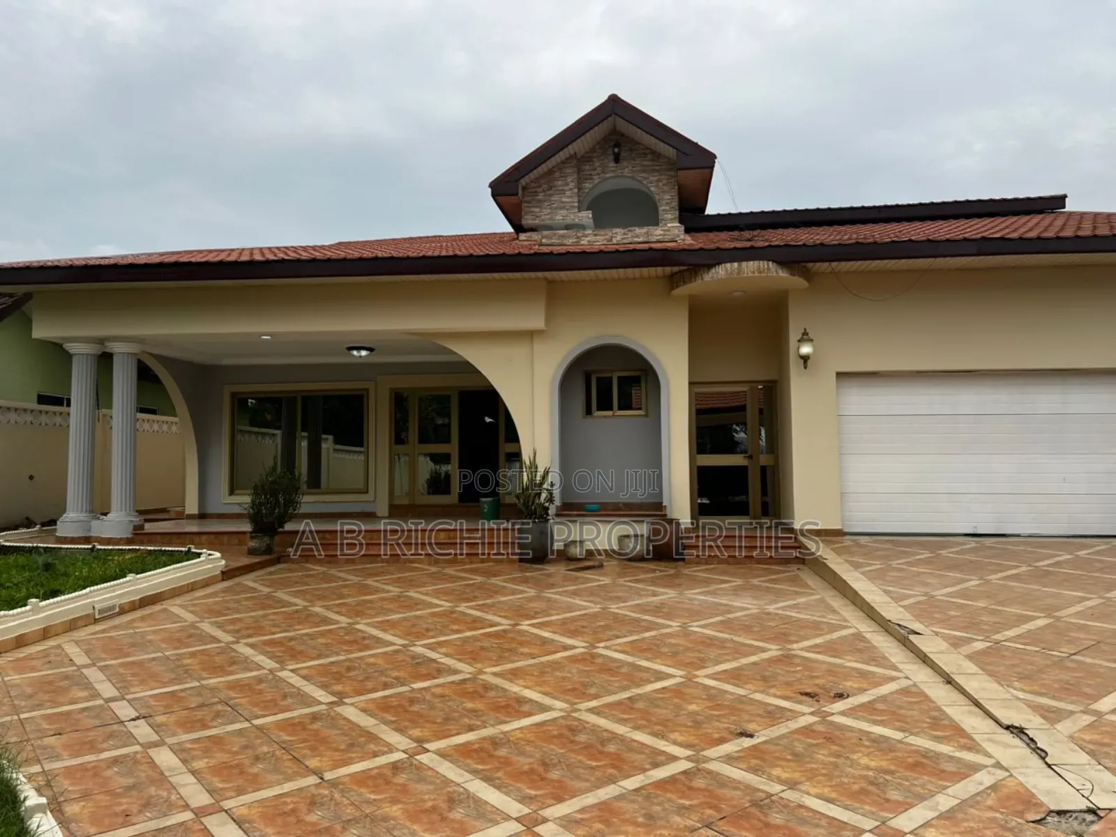 5bdrm Bungalow in Ab Richie Properties, Police Station for rent