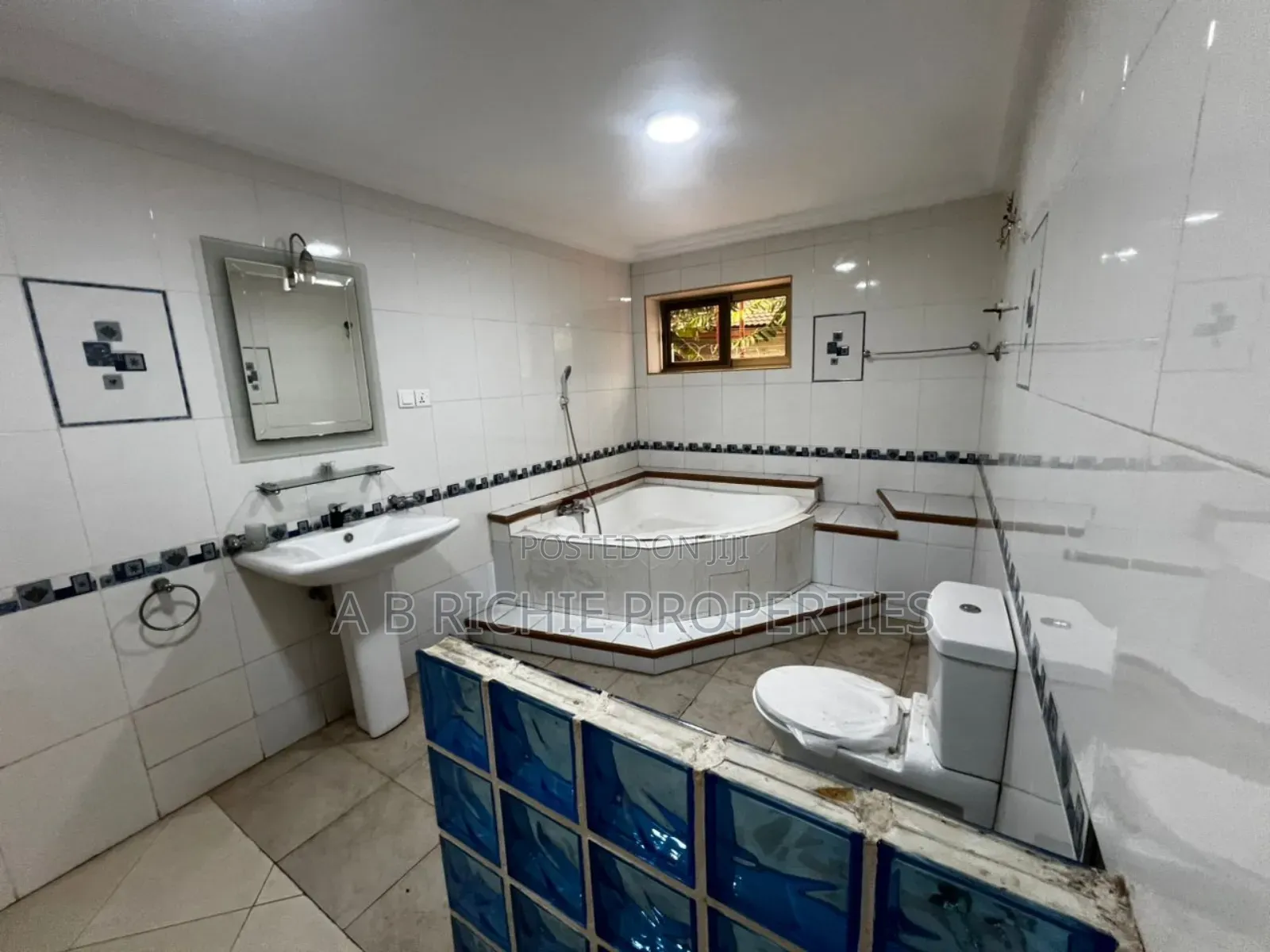 5bdrm Bungalow in Ab Richie Properties, Police Station for rent
