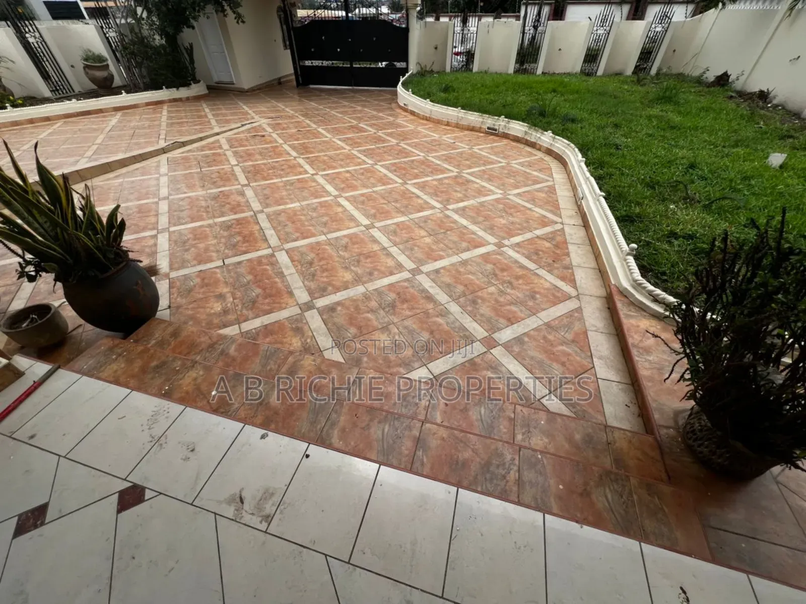 5bdrm Bungalow in Ab Richie Properties, Police Station for rent