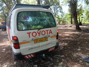 Toyota HiAce 2001 White