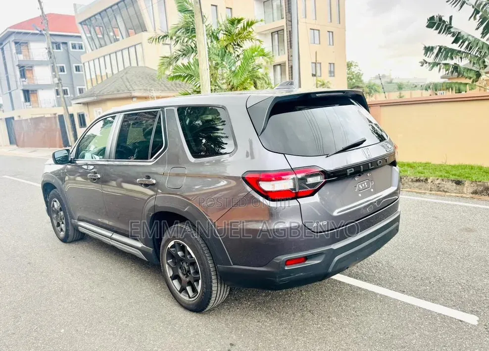 Honda Pilot EX-L 8 Passenger AWD 2023 Silver
