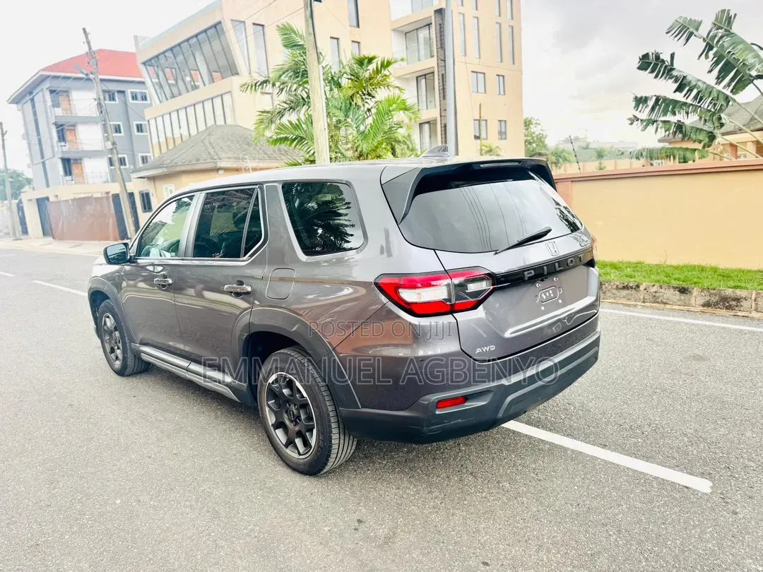 Honda Pilot EX-L 8 Passenger AWD 2023 Silver