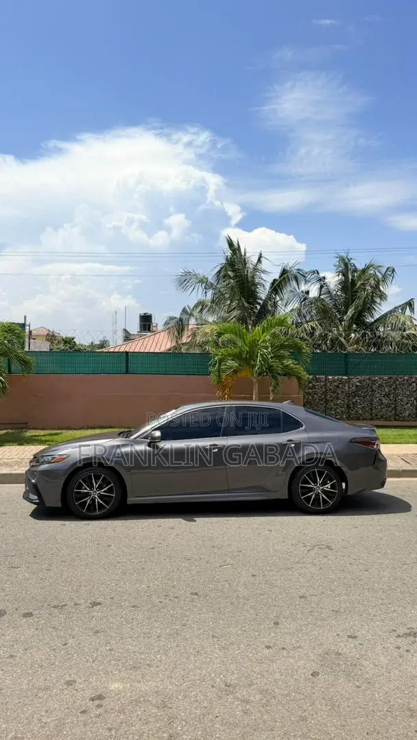 Toyota Camry SE 2022 Gray