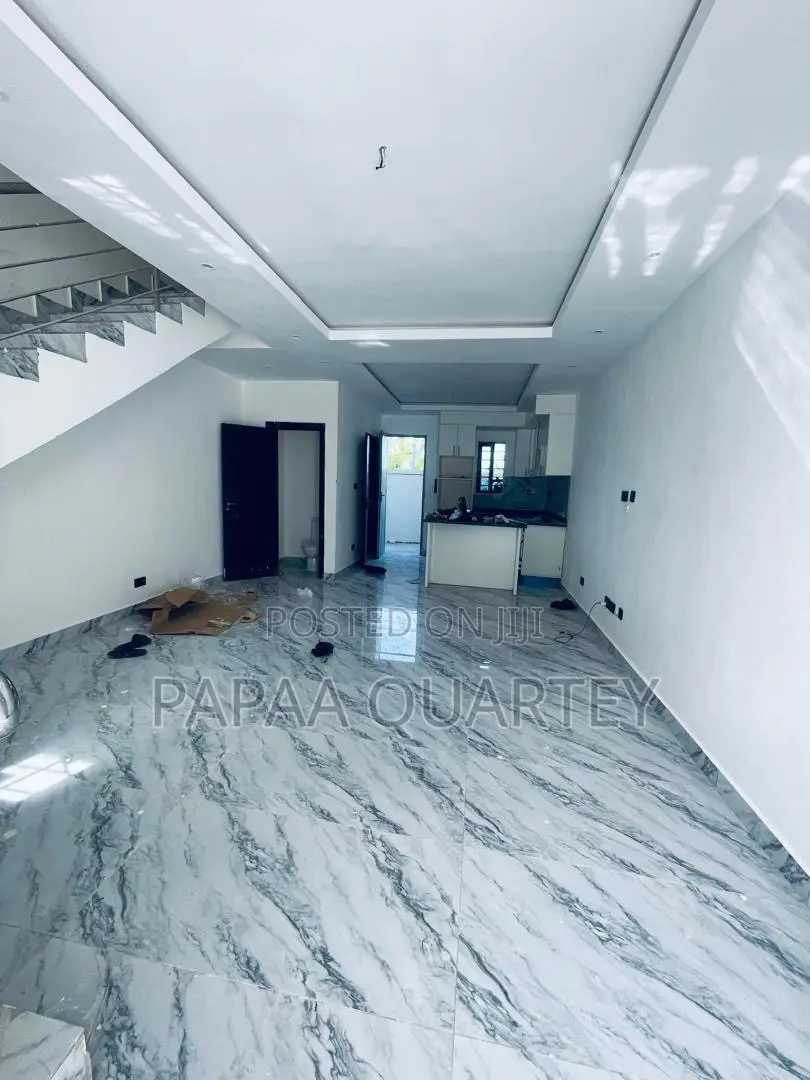 9bdrm House in Ashaley Botwe for sale