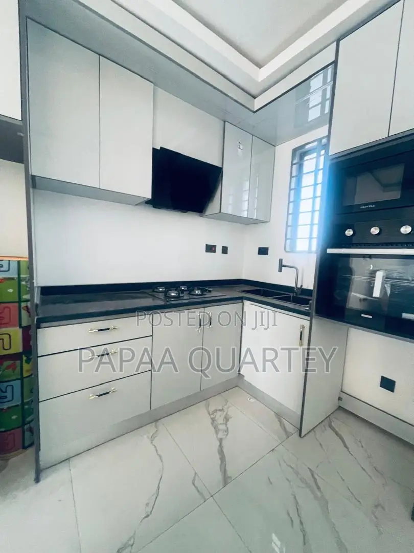 9bdrm House in Ashaley Botwe for sale