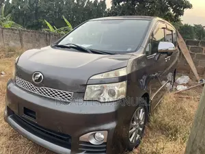 Toyota Voxy 2011