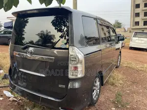 Toyota Voxy 2011