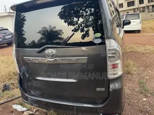 Toyota Voxy 2011