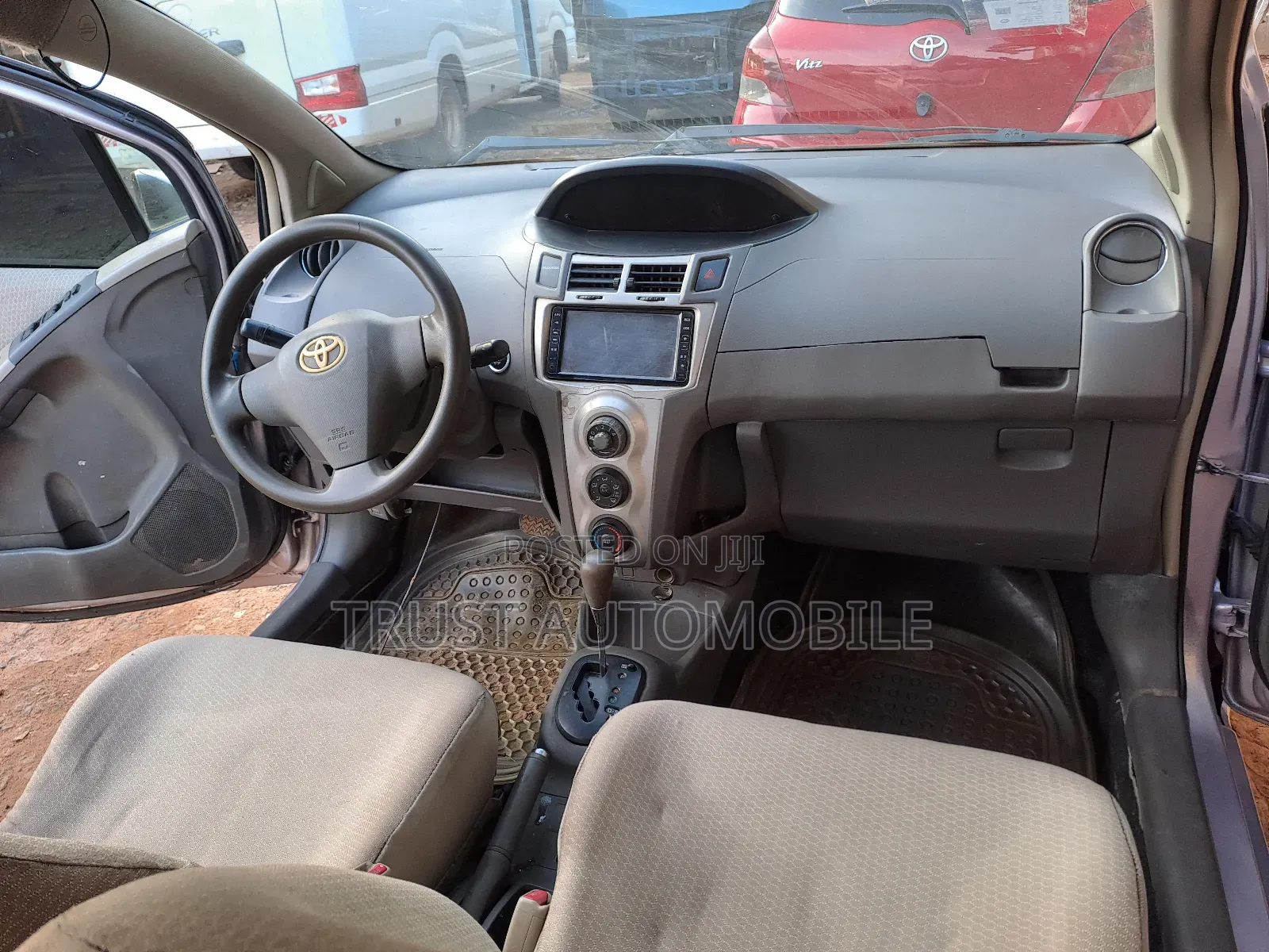 Toyota Vitz 1.3 FWD 5dr 2010 Silver
