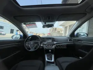 Hyundai Elantra Limited Sedan FWD (2.0L 4cyl 6A) 2017 Blue