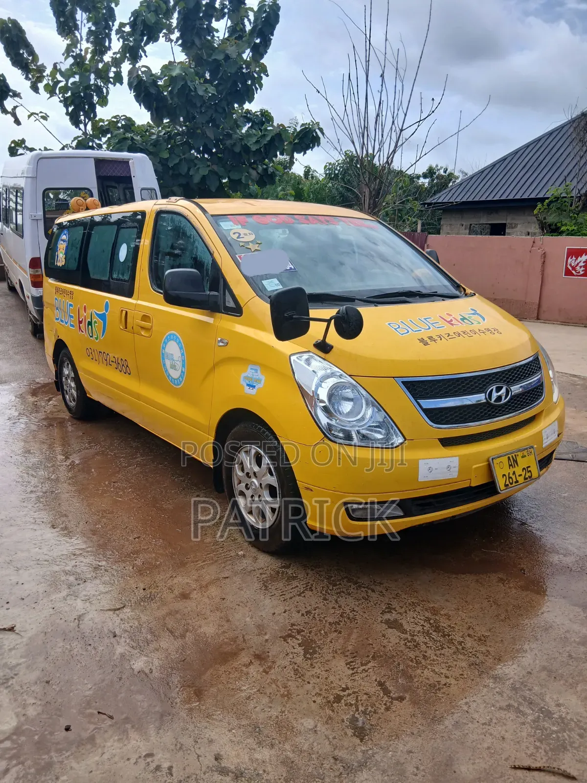 Hyundai H1 2013 Yellow