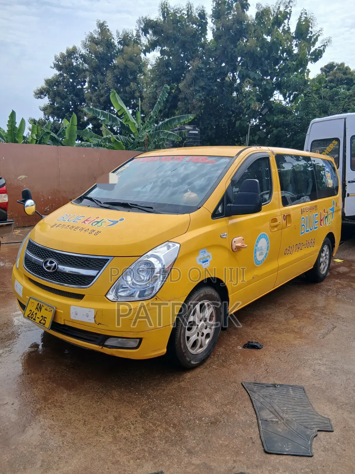 Hyundai H1 2013 Yellow