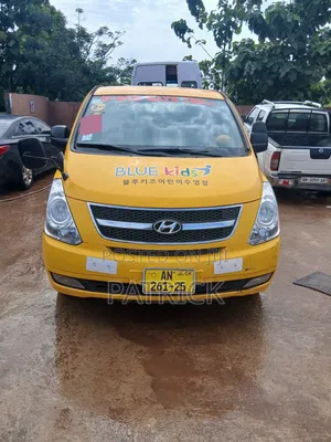 Hyundai H1 2013 Yellow