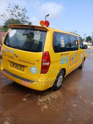 Hyundai H1 2013 Yellow