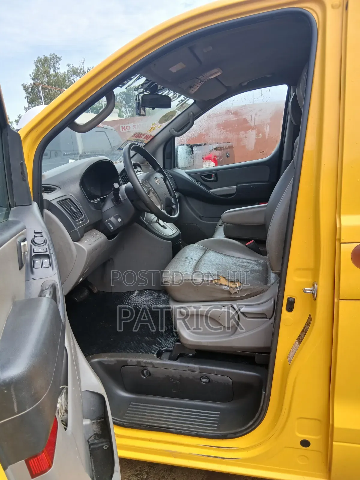 Hyundai H1 2013 Yellow