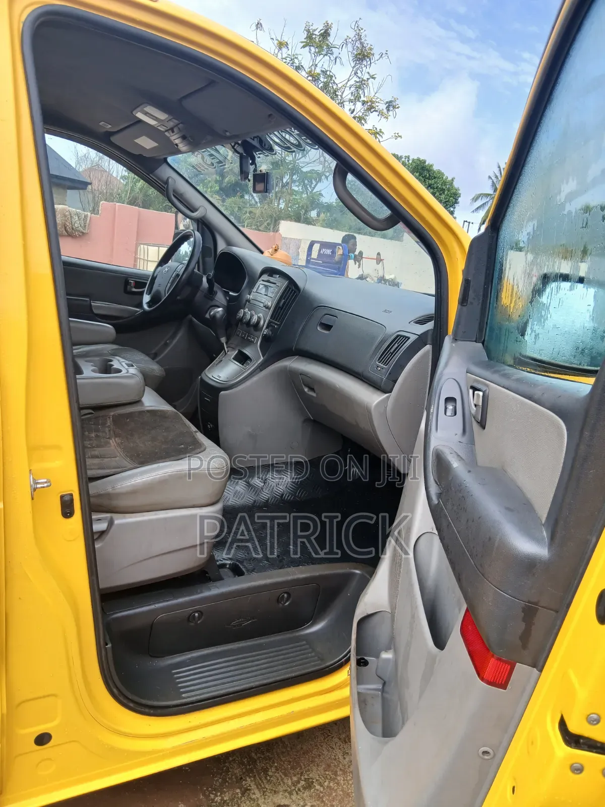 Hyundai H1 2013 Yellow