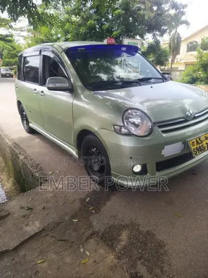 Toyota Sienta 2010 Green