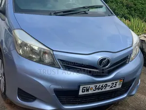 Toyota Vitz 1.3 FWD 5dr 2013 Blue