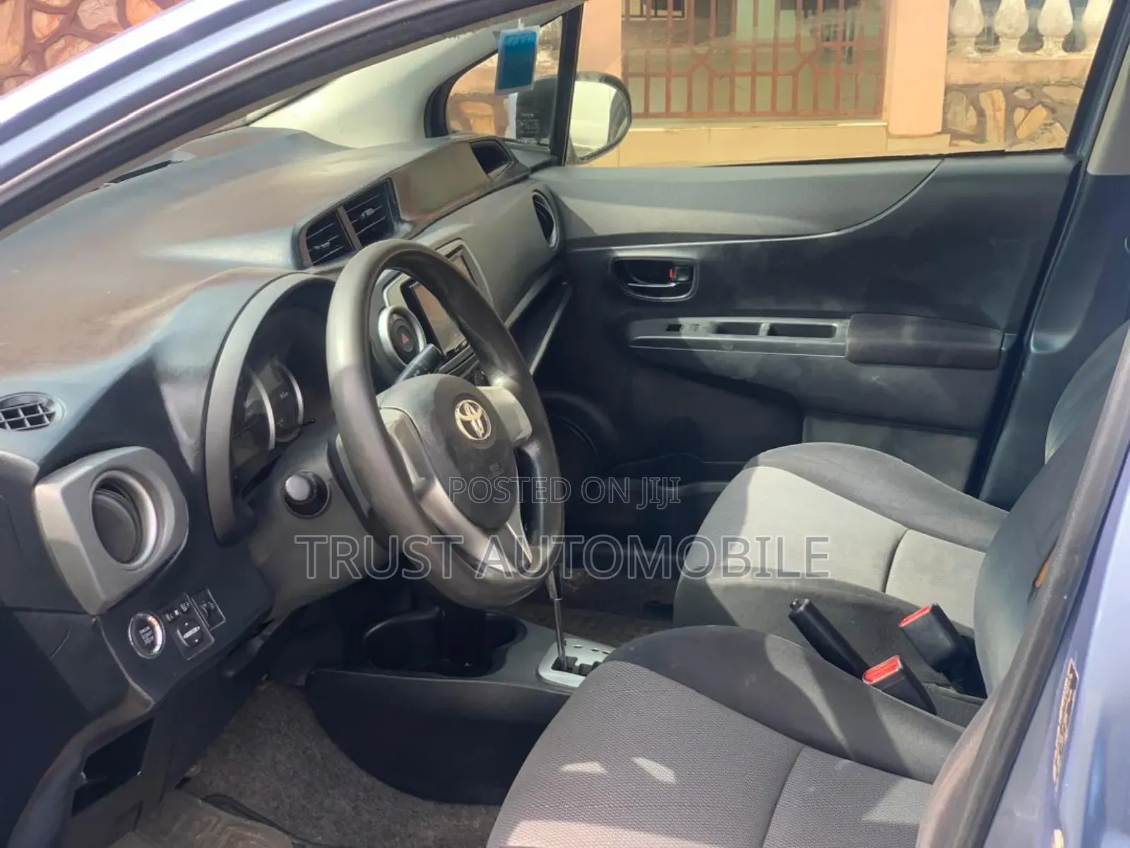 Toyota Vitz 1.3 FWD 5dr 2013 Blue