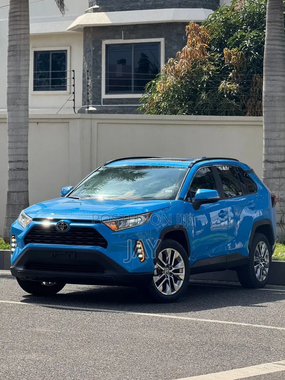 Toyota RAV4 XLE Premium 2021 Blue