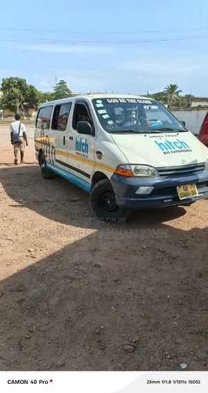 Toyota HiAce 2000 White