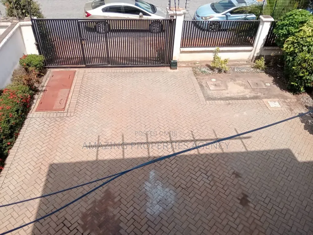 4bdrm House in Tse-Addo, Airport Residential Area for rent