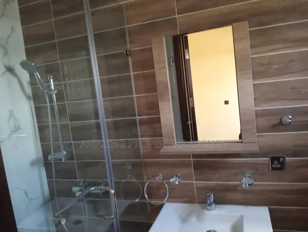 4bdrm House in Tse-Addo, Airport Residential Area for rent