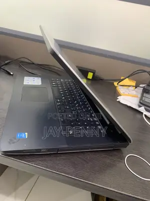 Laptop Dell Inspiron 17 5000 8GB Intel Core i5 SSD 256GB