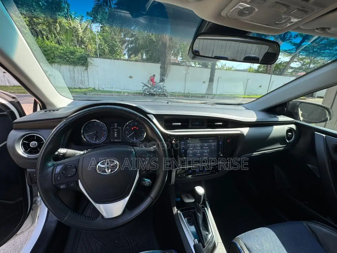 Toyota Corolla SE (1.8L 4cyl 6M) 2018 White