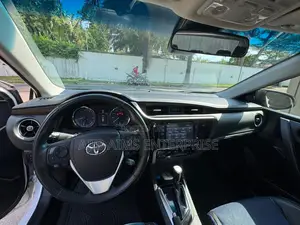 Toyota Corolla SE (1.8L 4cyl 6M) 2018 White