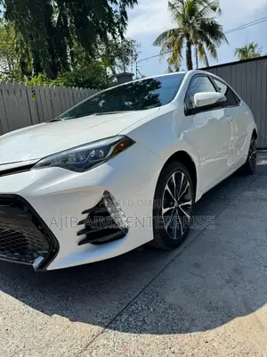 Toyota Corolla SE (1.8L 4cyl 6M) 2018 White
