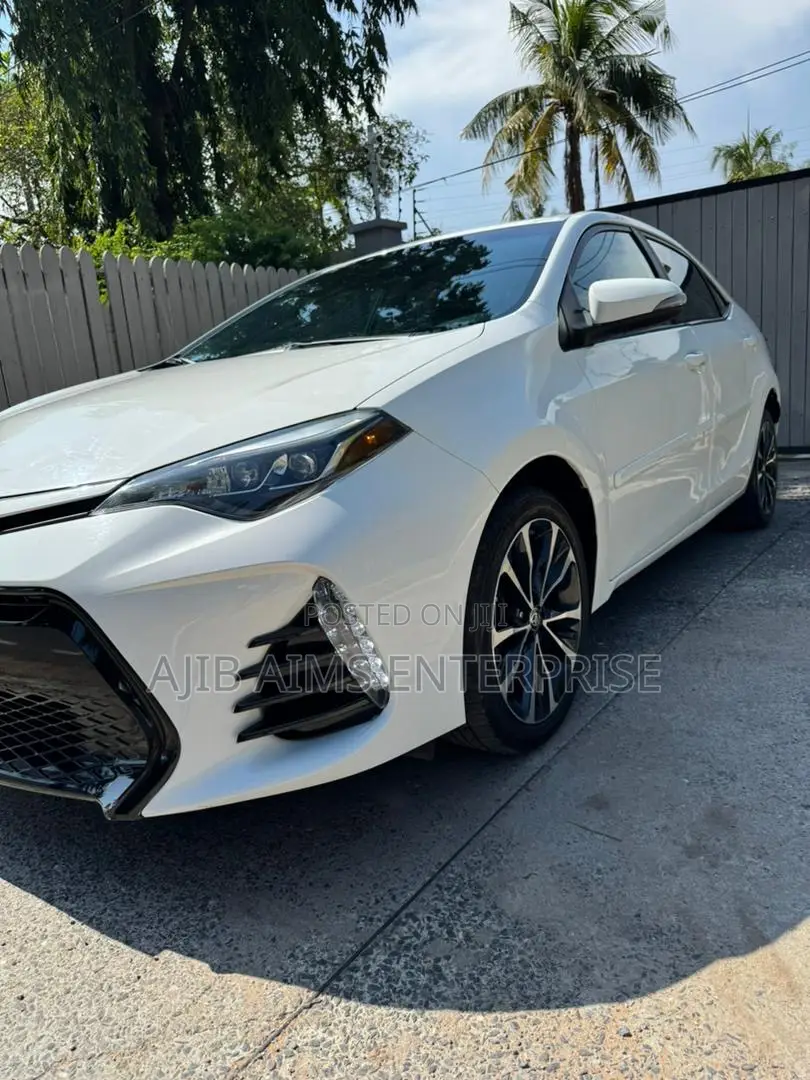 Toyota Corolla SE (1.8L 4cyl 6M) 2018 White