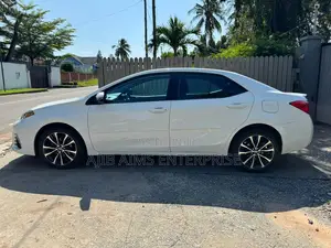 Toyota Corolla SE (1.8L 4cyl 6M) 2018 White