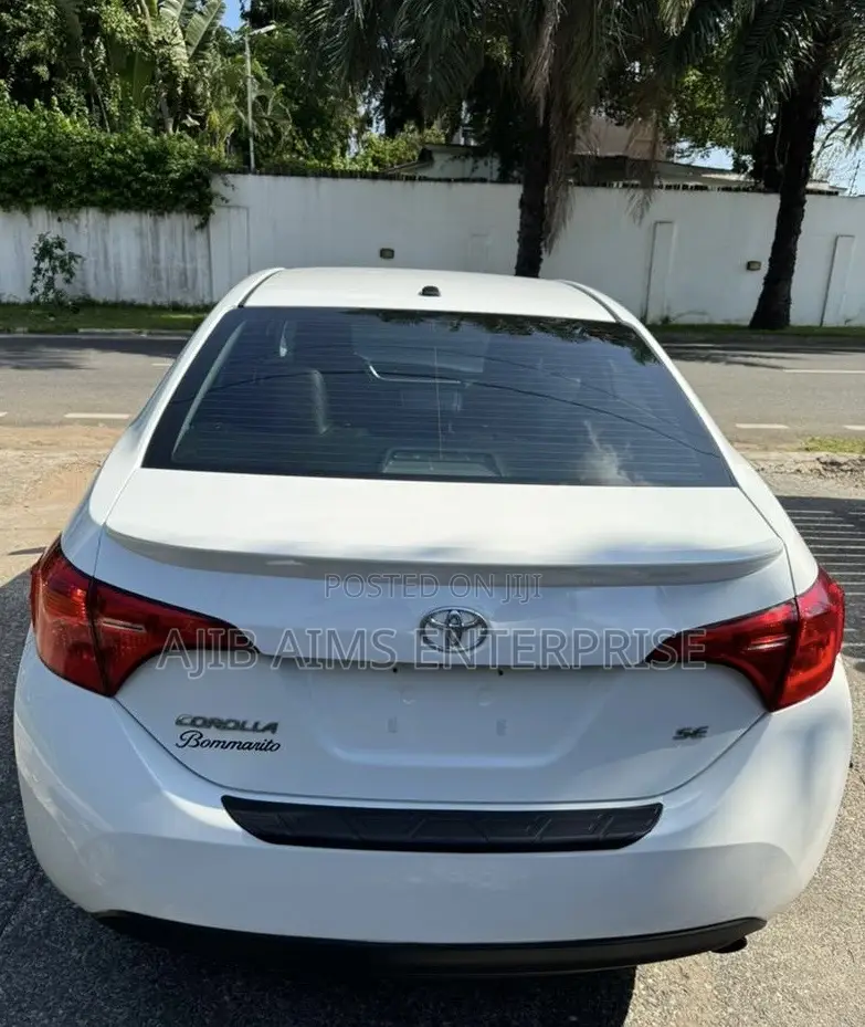 Toyota Corolla SE (1.8L 4cyl 6M) 2018 White