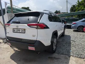 Toyota RAV4 XLE Premium 2022 Red