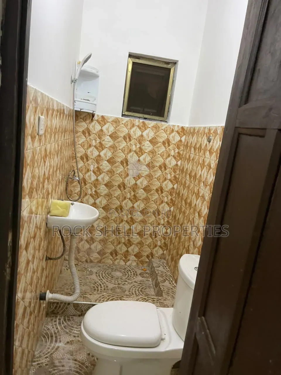 1bdrm Apartment in Rock-Shell, Adenta for rent