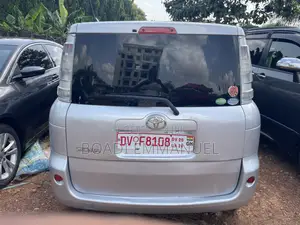Toyota Sienta 2010 Silver