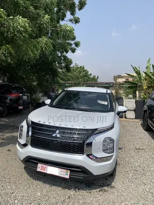 Mitsubishi Outlander 2023 White