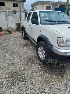 Nissan Hardbody 2005 White
