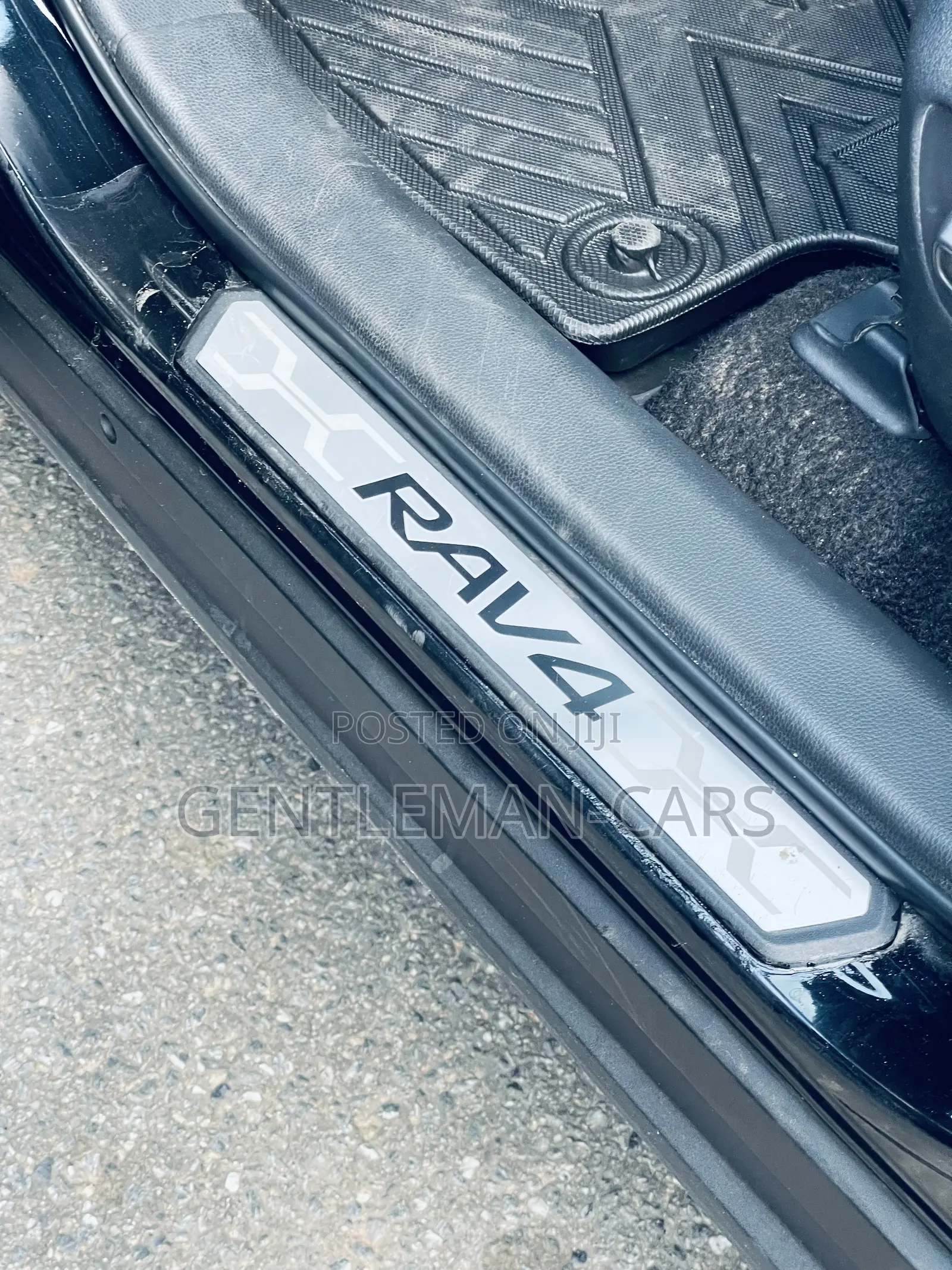 Toyota RAV4 XLE 2025 Black