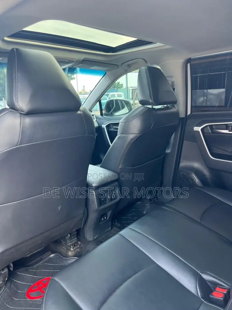 Toyota RAV4 XLE FWD 2020 White