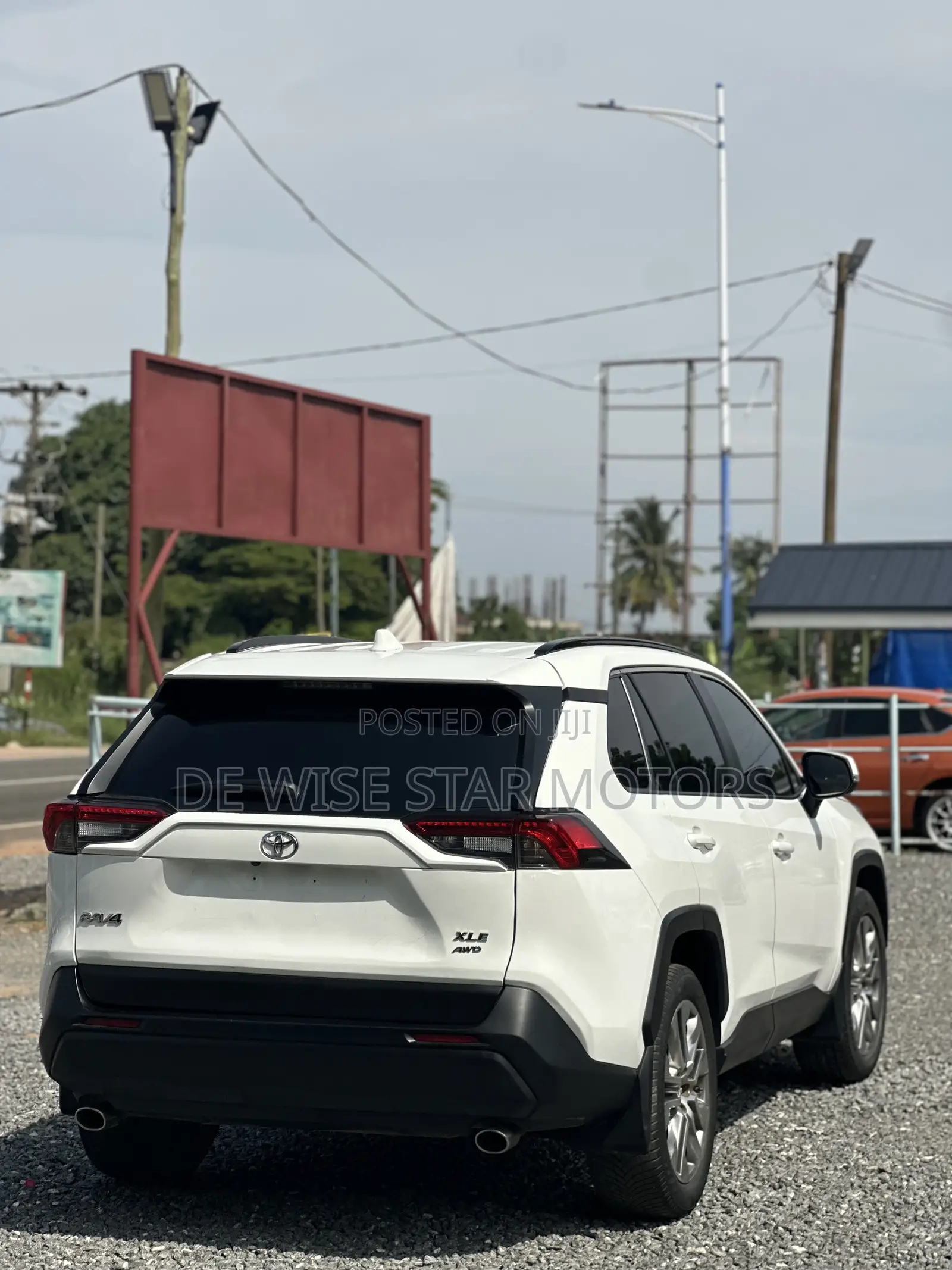Toyota RAV4 XLE FWD 2020 White