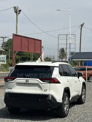Toyota RAV4 XLE FWD 2020 White