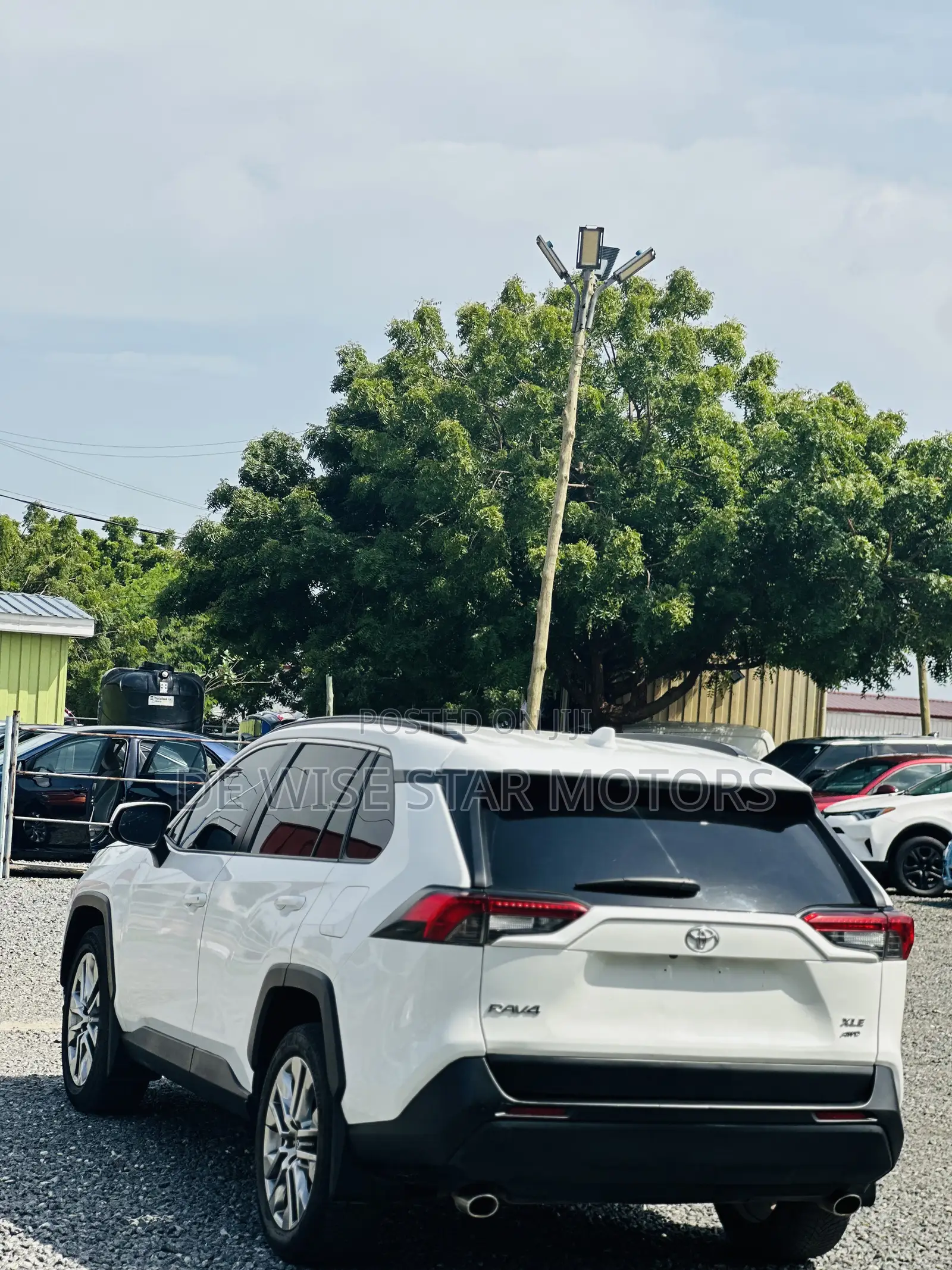 Toyota RAV4 XLE FWD 2020 White
