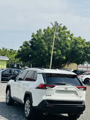 Toyota RAV4 XLE FWD 2020 White