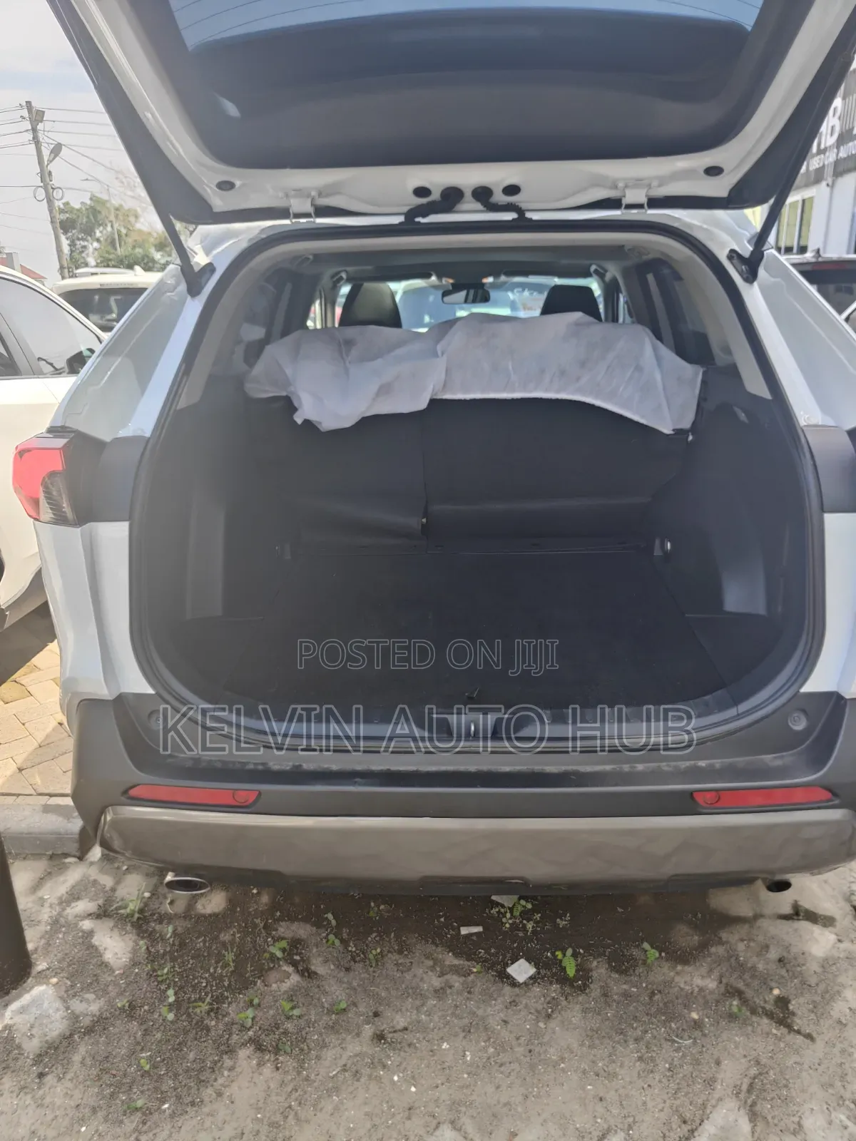 Toyota RAV4 XLE AWD 2023 White