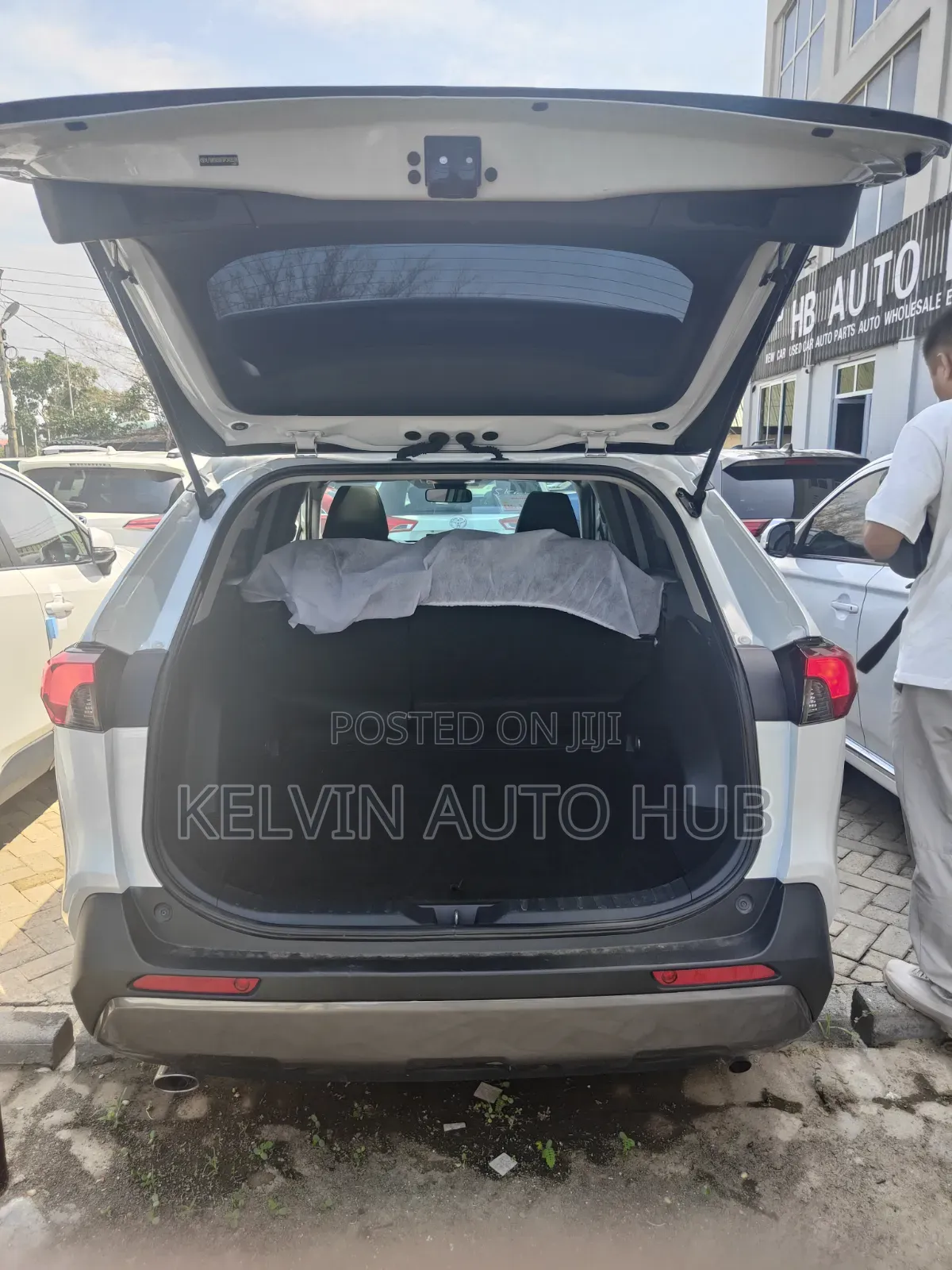 Toyota RAV4 XLE AWD 2023 White