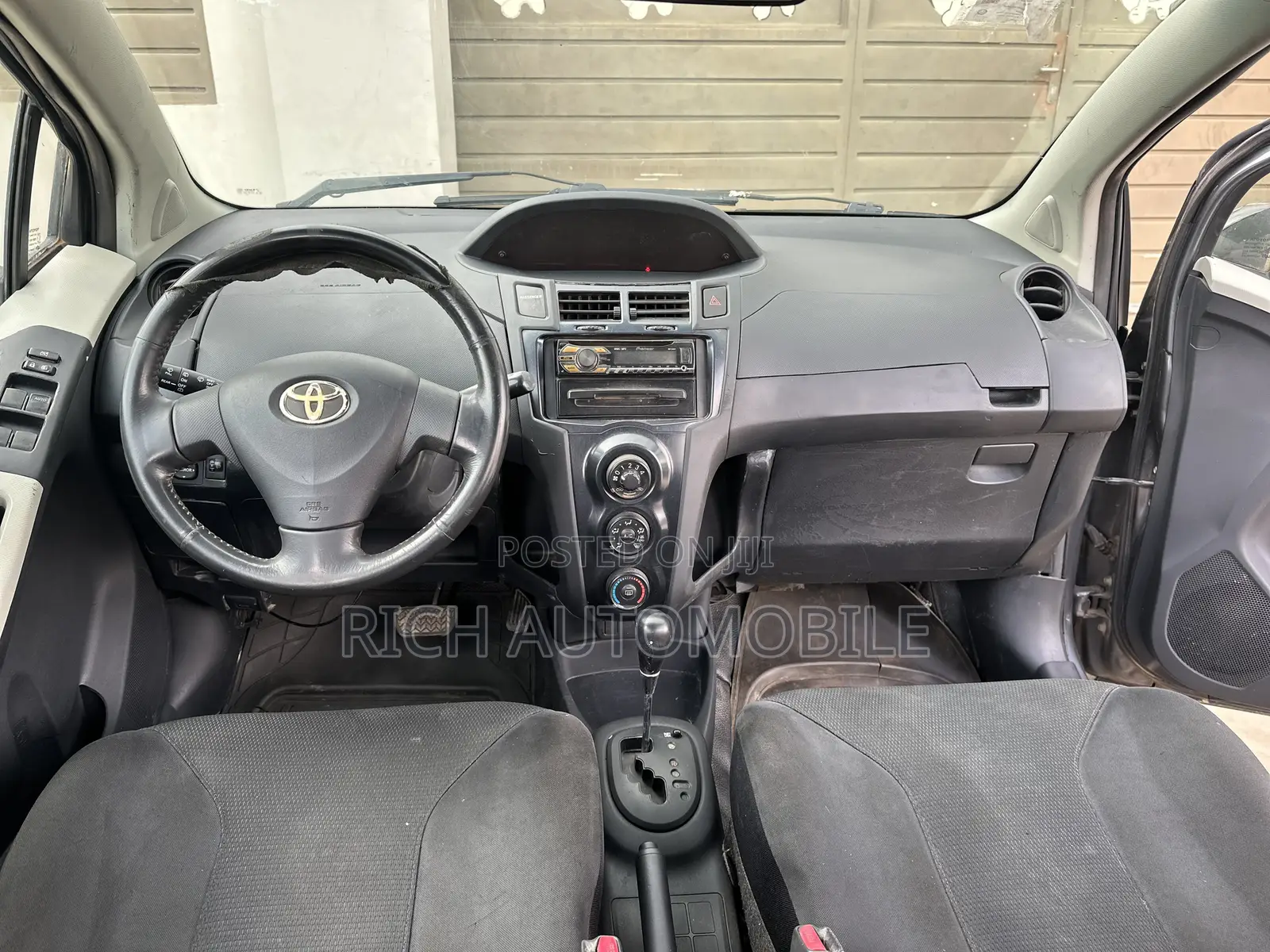 Toyota Vitz 1.3 FWD 5dr 2010 Gray