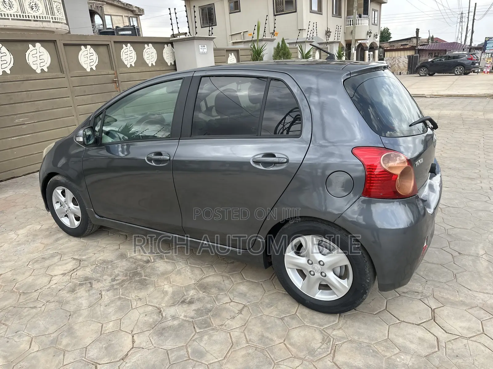 Toyota Vitz 1.3 FWD 5dr 2010 Gray