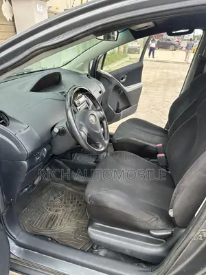 Toyota Vitz 1.3 FWD 5dr 2010 Gray